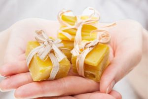 Wosk pszczeli do kominka - sekret naturalnego aromatu w domu Szykowny Ogród