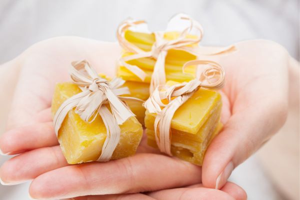 Wosk pszczeli do kominka - sekret naturalnego aromatu w domu Szykowny Ogród